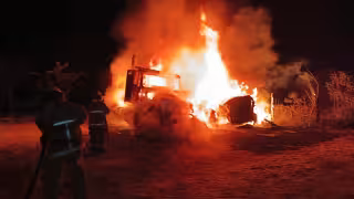 Incendio consume dos tractocamiones en el municipio de Escárcega en Campeche