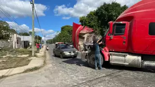 Falla mecánica en tráiler con maíz paraliza el tráfico en Hopelchén por más de ocho horas