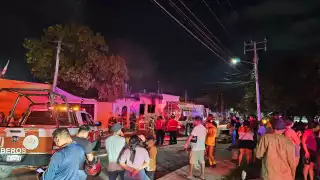Incendio de vivienda moviliza a vecinos en la Supermanzana 227 de Cancún