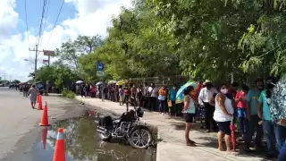 Una larga fila de hasta cinco cuadras se registró este lunes en Kanasín para recibir la vacuna contra el COVID-19