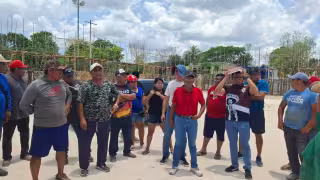 ¡Se calientan los ánimos en Tenabo! Palqueros mochan cables y sitian el palacio por apagón en la feria
