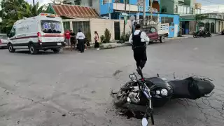 Por no respetar el alto, conductor provoca choque en Escárcega y deja un motociclista lesionado 