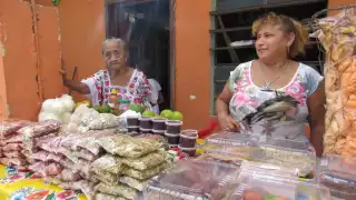 La familia Cutz Pacho vende una gran variedad de dulces típicos