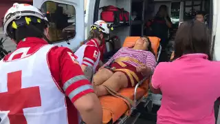 El menor de edad y los dos adultos que viajaron en la motocicleta accidentada en Cancún fueron atendidos por paramédicos