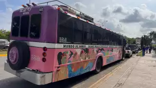 Chofer de camión de Xcaret provoca accidente en la avenida Colosio