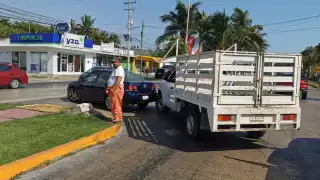 Accidente en Carmen causa congestión vial y daños materiales