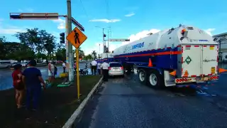 Automóvil queda debajo de una pipa de gas en la Av. Andrés Quintana Roo de Cancún