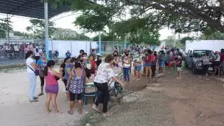 Desde muy temprana hora las madres de familia acudieron la cancha de Kanasín para recibir el pago correspondiente