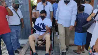 Ayudado por su equipo, el cadidato llegó a la casilla que le correspondió para votar