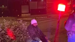 Hombres es golpeado por sus amigos afuera de un bar en Campeche