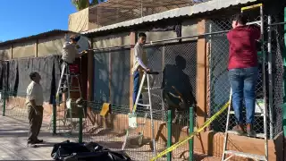 Las jaulas de animales en Nuevo Laredo tienen lonas y calentadores