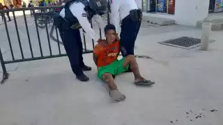 El hombre comenzó a molestar a más personas en el Centro de Escárcega