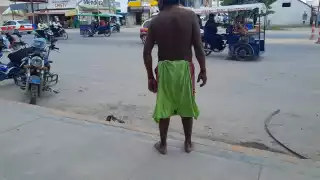 El hombre suele pedir dinero para comprar alcohol, pero al negárselo, comienza a insultar