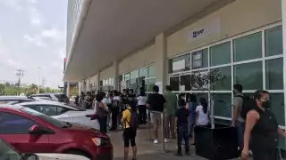 La sede del SAT en Cancún lució con una larga fila afuera de sus instalaciones, en su mayoría buscaban su Constancia de Situación Fiscal