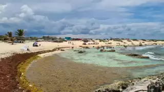 El empresario ofrece un platillo o ceviche, por ayudar a mantener limpias las playas de la Zona Oriental