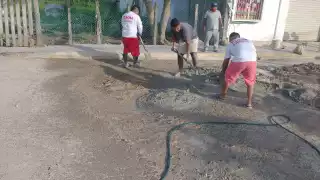 Mototaxistas tapan baches con cemento en Chiquila, Quintana Roo