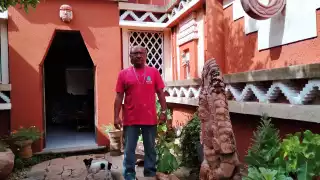 El artesano imparte talleres a jóvenes de forma gratuita