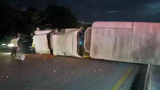 Vuelca tráiler y otro se impacta por alcance en la carretera federal Campeche-Mérida