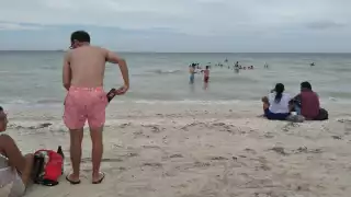Las altas temperaturas de Mérida ocasionan que visitantes busquen disfrutar de un día de playa