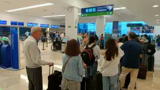 Siete aerolíneas suspenden vuelos a Venezuela tras alerta de EU y despliegue militar en el Caribe