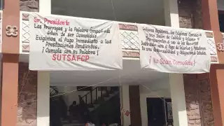 La mañana de hoy, los inconformes colocaron dos extensas mantas en el balcón presidencial