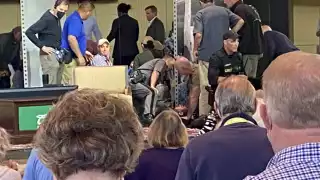 Salman Rushdie fue trasladado de emergencia a un hospital