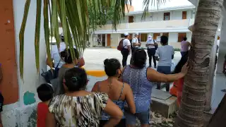 Pese a que los habitantes de este fraccionamiento no salieron a votar, se dieron el tiempo para dar un paseo en el tianguis