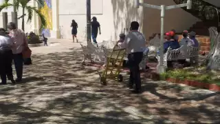 En el primer cuadro de la ciudad se observa a plataformeros que aguardan subida o contratación