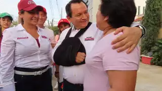 El candidato a la gubernatura de Yucatán, "Huacho" Diaz Mena, escucha a los vecinos de la zona