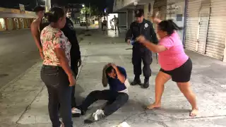 Los elementos intervinieron cuando el hombre era golpeado con palos y piedras