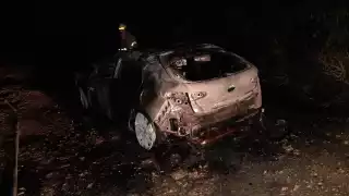 Automóvil Mazda con matrícula UTY-283-G fue incendiado