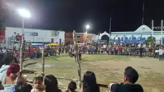 Los pobladores de Huhí se reunieron alrededor del ruedo para disfrutar de la charlotada