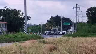 Bloquean la carretera federal Champotón-Campeche por apagón de más de 24 horas en Seybaplaya