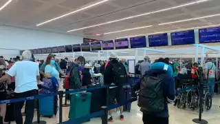 Turistas que regresaban a Estados Unidos permanecen más de cuatro horas en el aeropuerto de Cancún por atraso en sus vuelos
