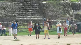 En varias ocasiones han llegado varios autobuses con turistas que no pueden acceder a la pirámide
