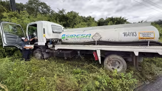 Pipa pierde el control y termina fuera de la carretera Puerto Morelos-Playa del Carmen