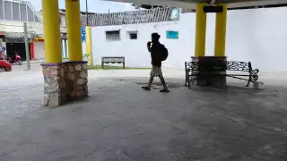 Vecinos hartos corren a bebedores e indigentes de parque infantil en Escárcega   