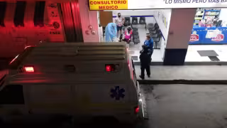 Ambas mujeres fueron trasladados a un hospital en Mérida para tratar con sus síntomas Foto: Alejandro Collí