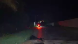 Vecinos enfrentan apagón, mosquitos e inseguridad por falla en transformador en Escárcega