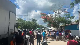 Habitantes de Chiquilá bloquean carretera como protesta contra la CFE