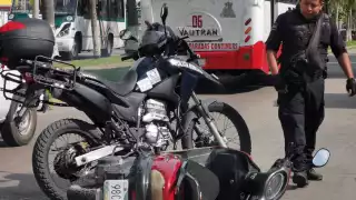 Motociclista a exceso de velocidad choca contra policía en Ciudad del Carmen