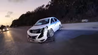 Taxista huye tras sobrevivir choque contra un poste de luz en Playa del Carmen