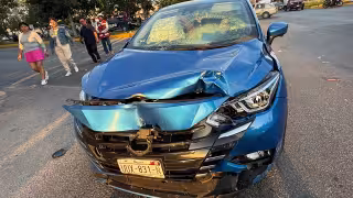 Motociclista no respeta luz roja del semáforo y es impactado por un auto en Cancún