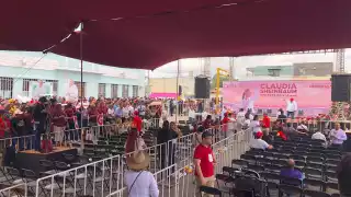 Pese a las lluvias, las personas se mantienen en espera de Claudia Sheinbaum