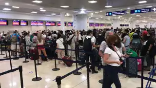 Los pasajeros en el aeropuerto de Cancún hacen filas para documentar su equipaje o preguntar a qué hora saldrá su vuelo, en caso de que tuvieise atrasos