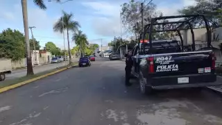 Policías resguardan a una niña aparentemente extraviada en Felipe Carrillo Puerto