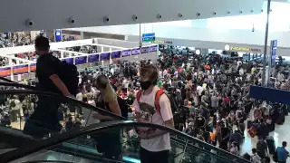 Son más de mil 200 personas las que se observaron dentro de una de las terminales del aeropuerto de Cancún esperando vuelos