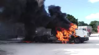 El conductor Alfredo González Rodríguez de 35 años dijo que de manera sorpresiva la cabina color blanco placas de circulación R2-42-564 comenzó a quemarse