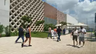 En el Módulo del Centro de Convenciones Yucatán Siglo XX arriban las personas para recibir la cuarta dosis