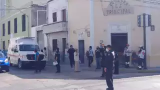 La ambulancia llegó al lugar de los hechos para prestar atención a la mujer